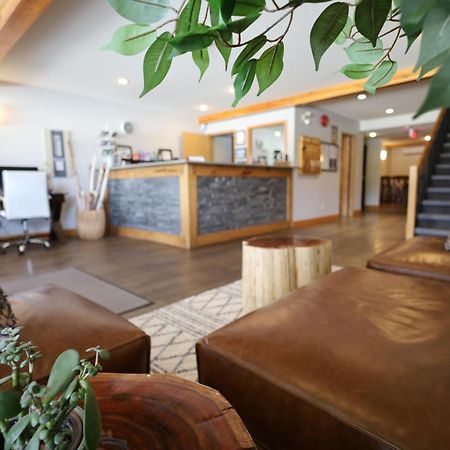 Glacier Mountain Lodge بلو ريفر المظهر الخارجي الصورة