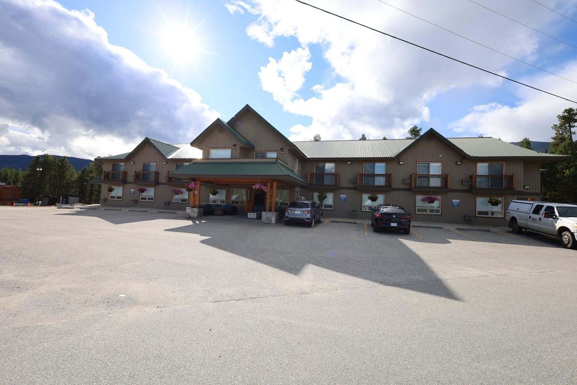 Glacier Mountain Lodge بلو ريفر المظهر الخارجي الصورة