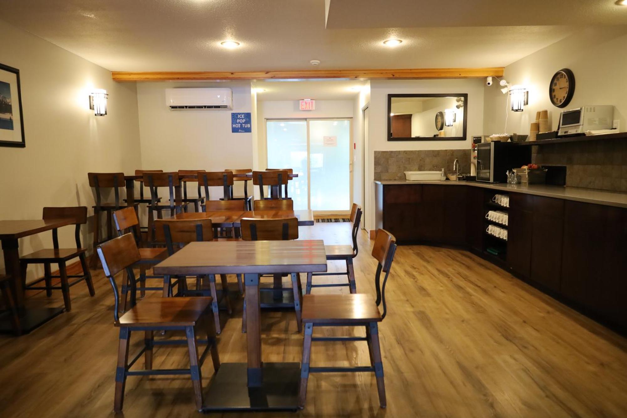 Glacier Mountain Lodge بلو ريفر المظهر الخارجي الصورة